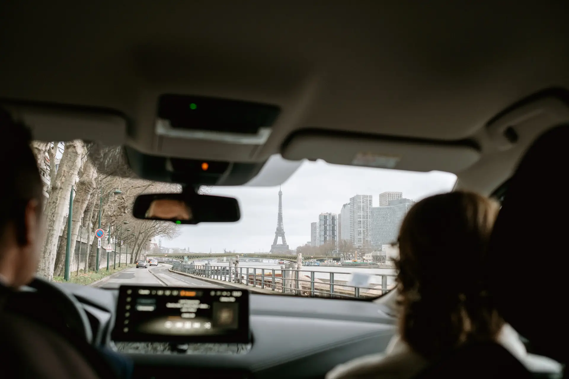 La torre Eiffel vista desde un taxi en París camino de la postboda