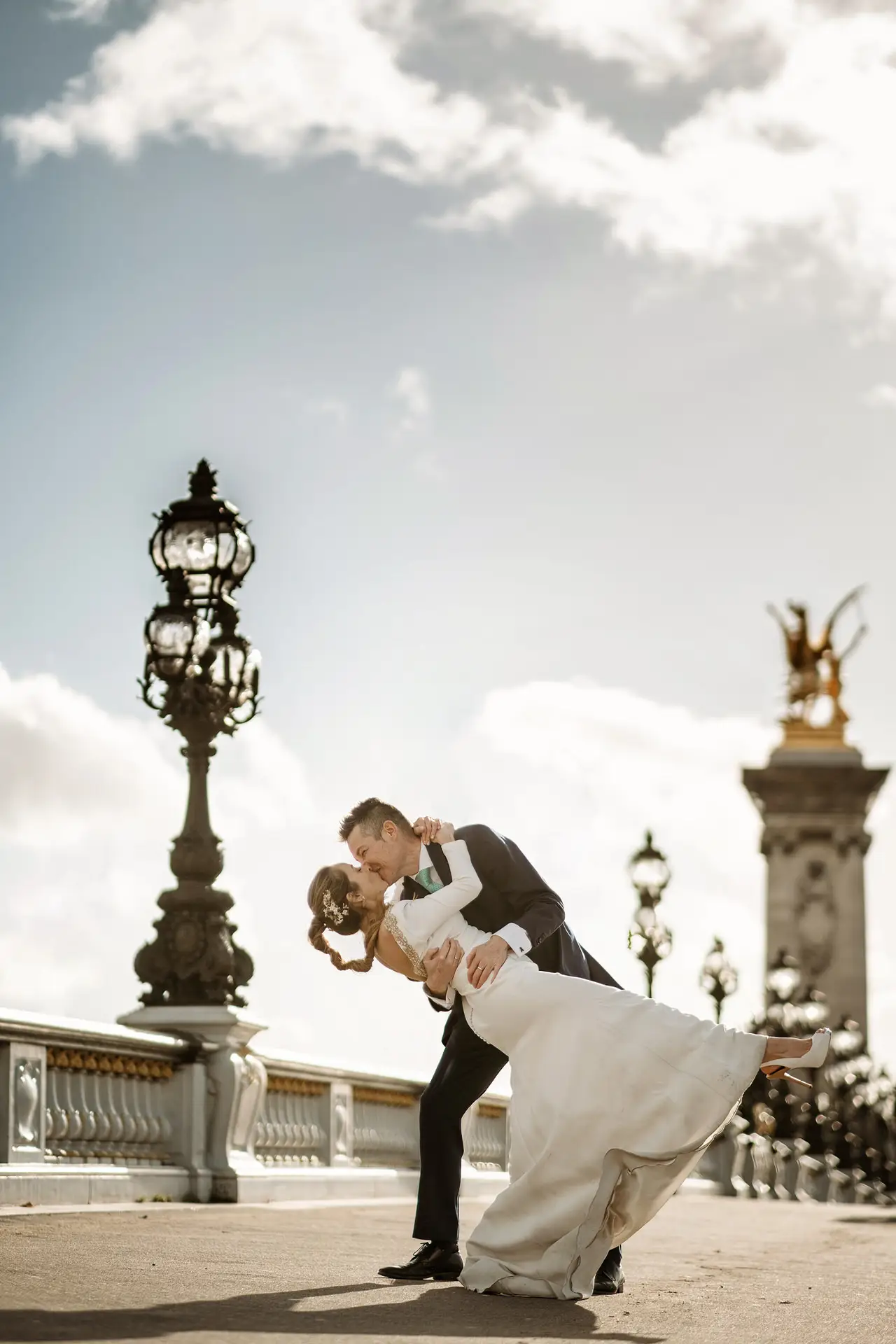 Beso de los novios en el puente Alejandro III de París