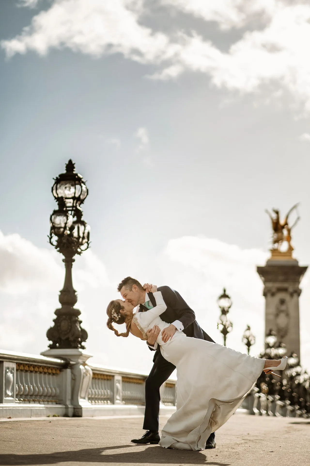 Beso de los novios en el puente Alejandro III de París