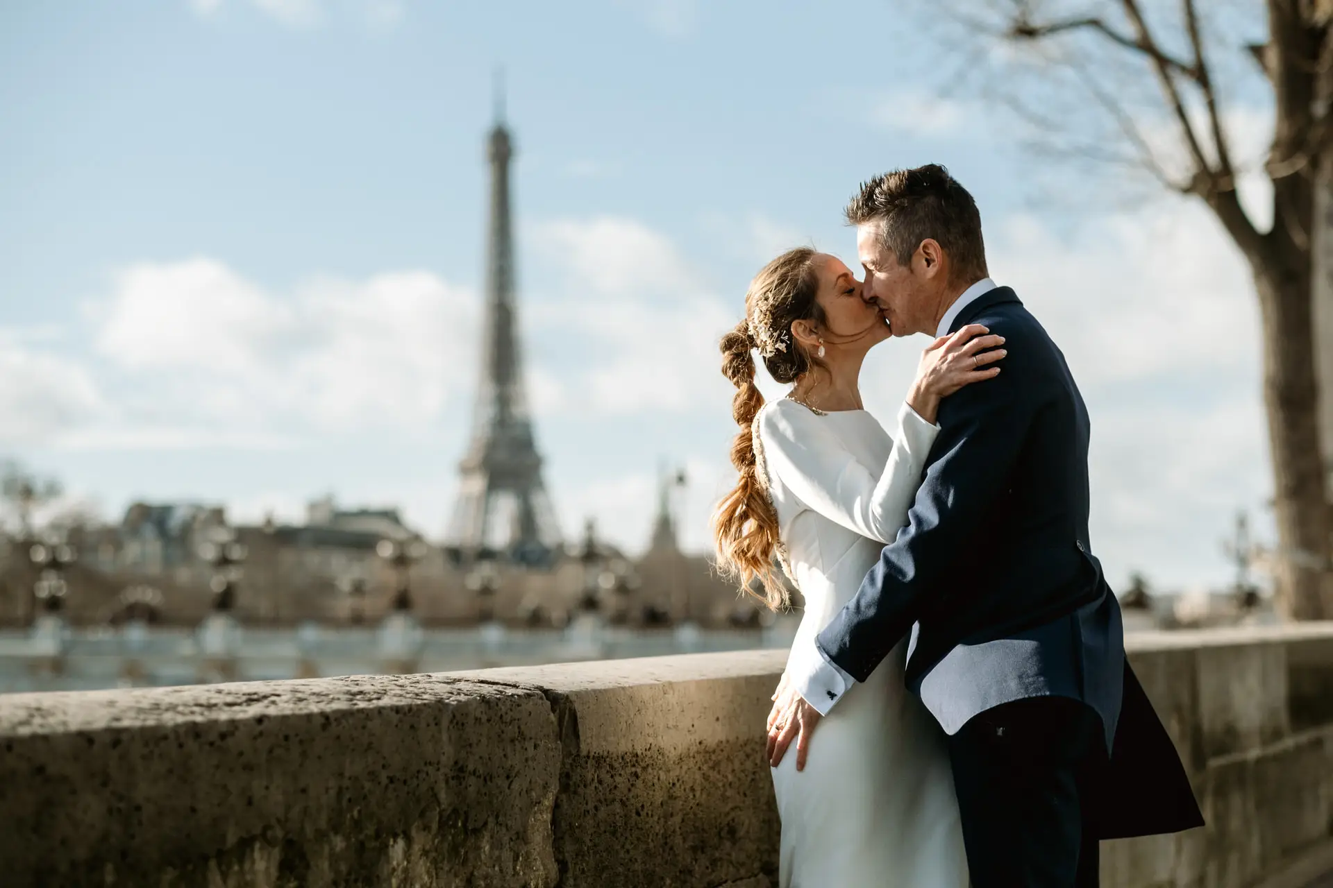 Beso de los novios con la torre Eiffel al fondo