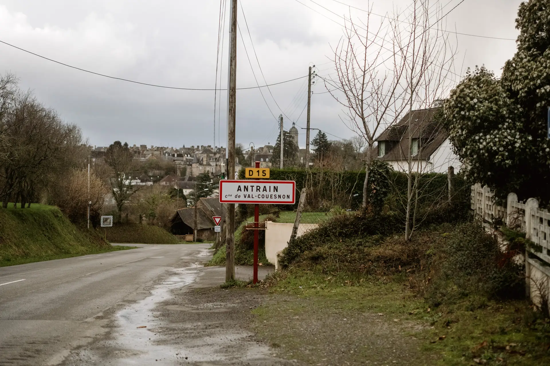 Carretera de un pueblo de Normandía camino del Mont Saint-Michel