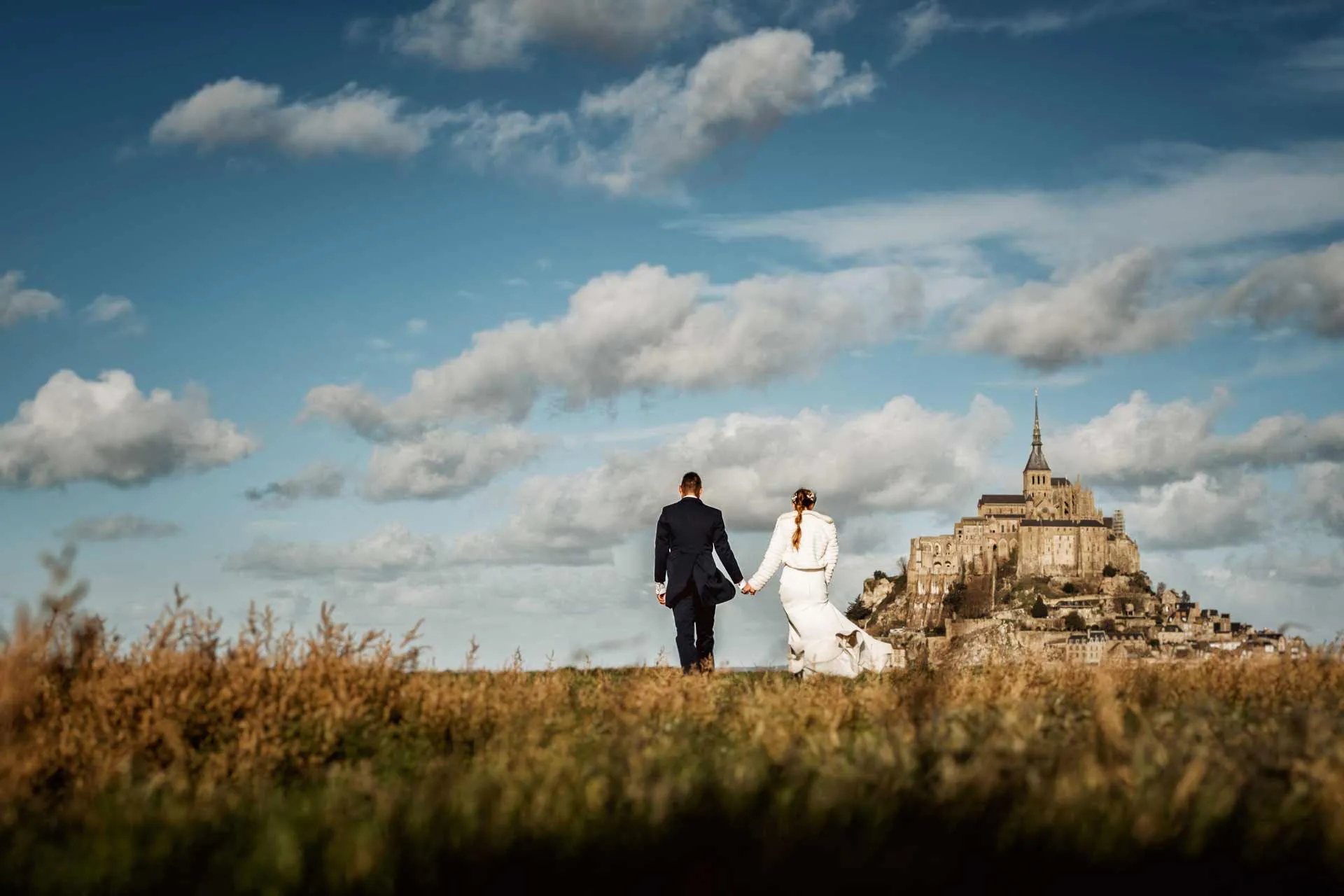 Viky y Jacin, de espaldas, frente al Mont Saint-Michel