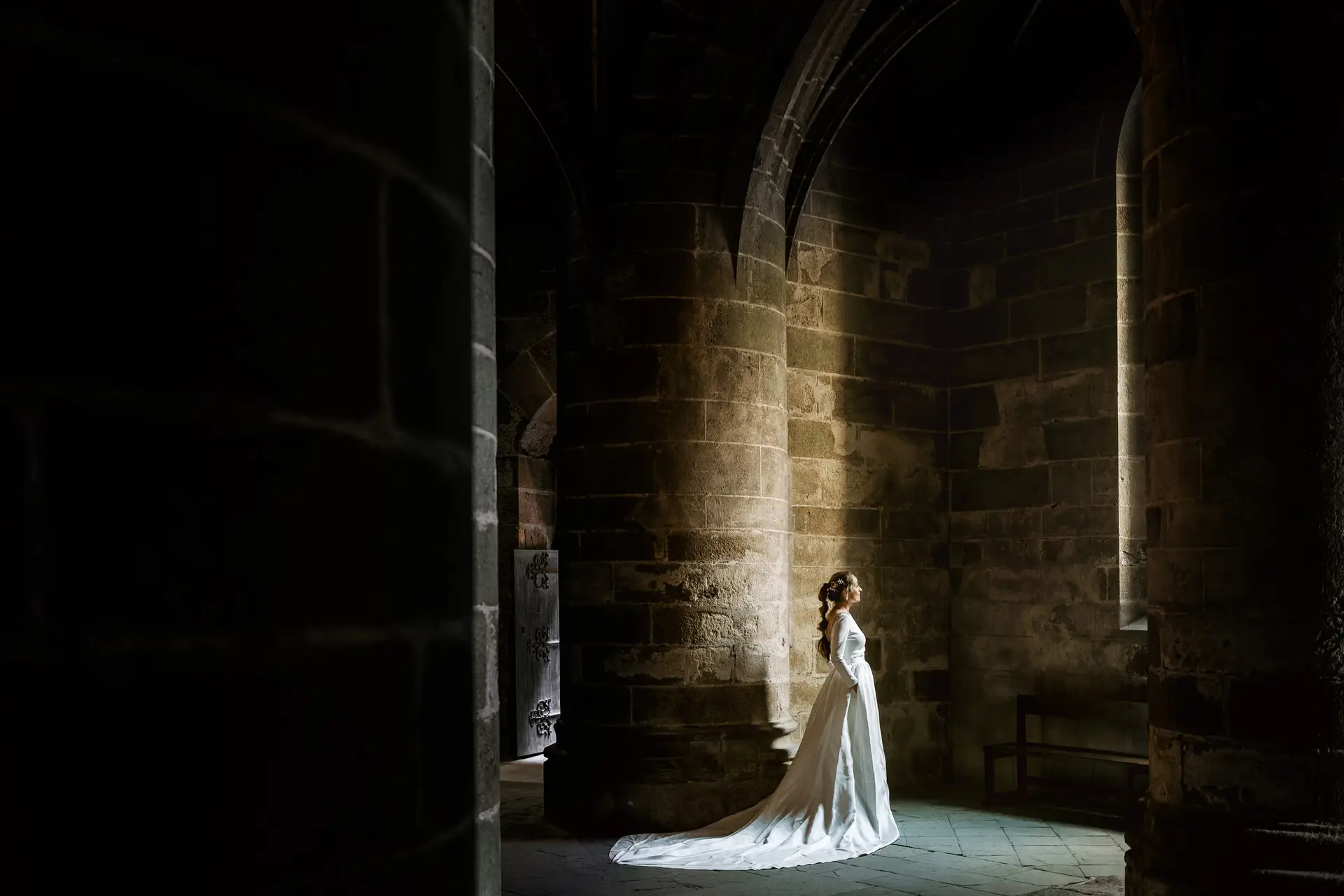 La novia en una sala oscura de la abadía del Mont Saint-Michel