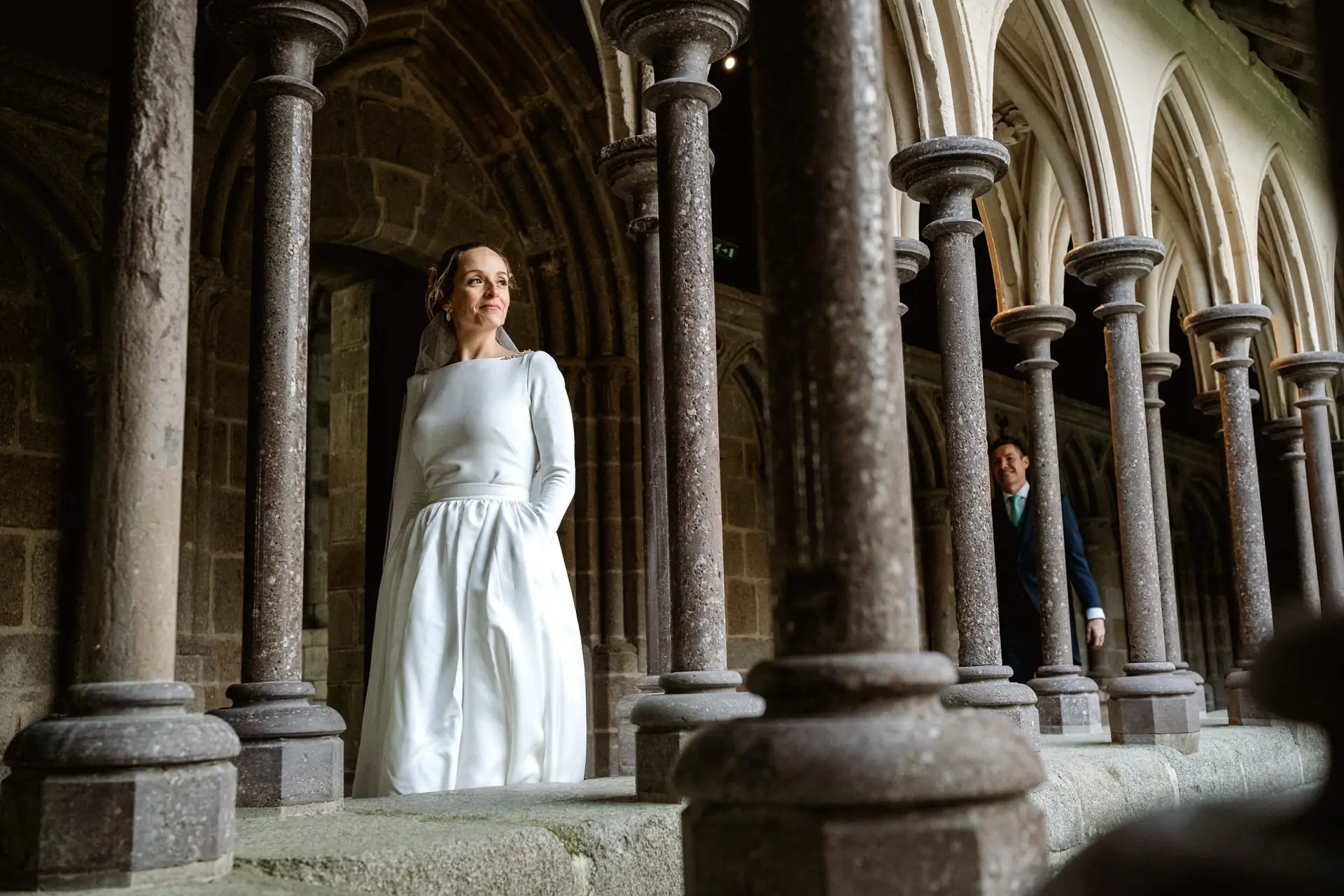 La novia en el claustro del Mont Saint-Michel entre columnas