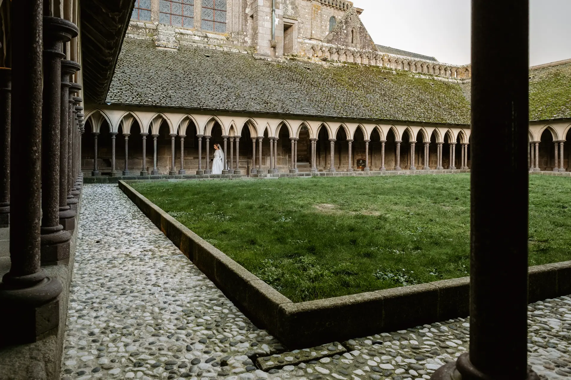 La novia en el claustro ajardinado del Mont Saint-Michel
