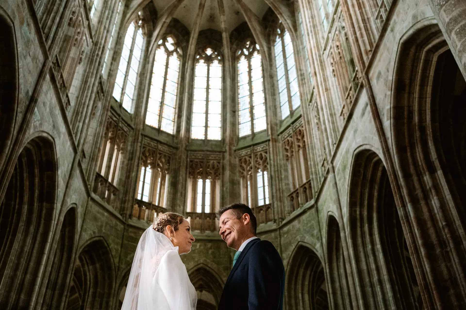 Los novios bajo las vidrieras del coro de la abadía del Mont Saint-Michel