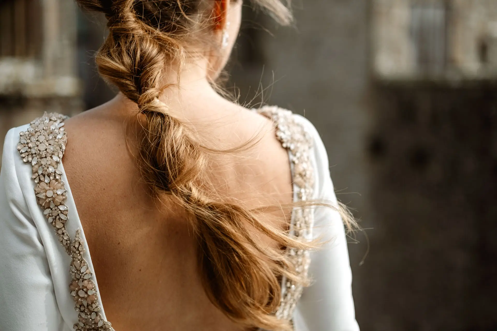 Detalle de la trenza y la espalda del vestido de novia, en su postboda en Francia