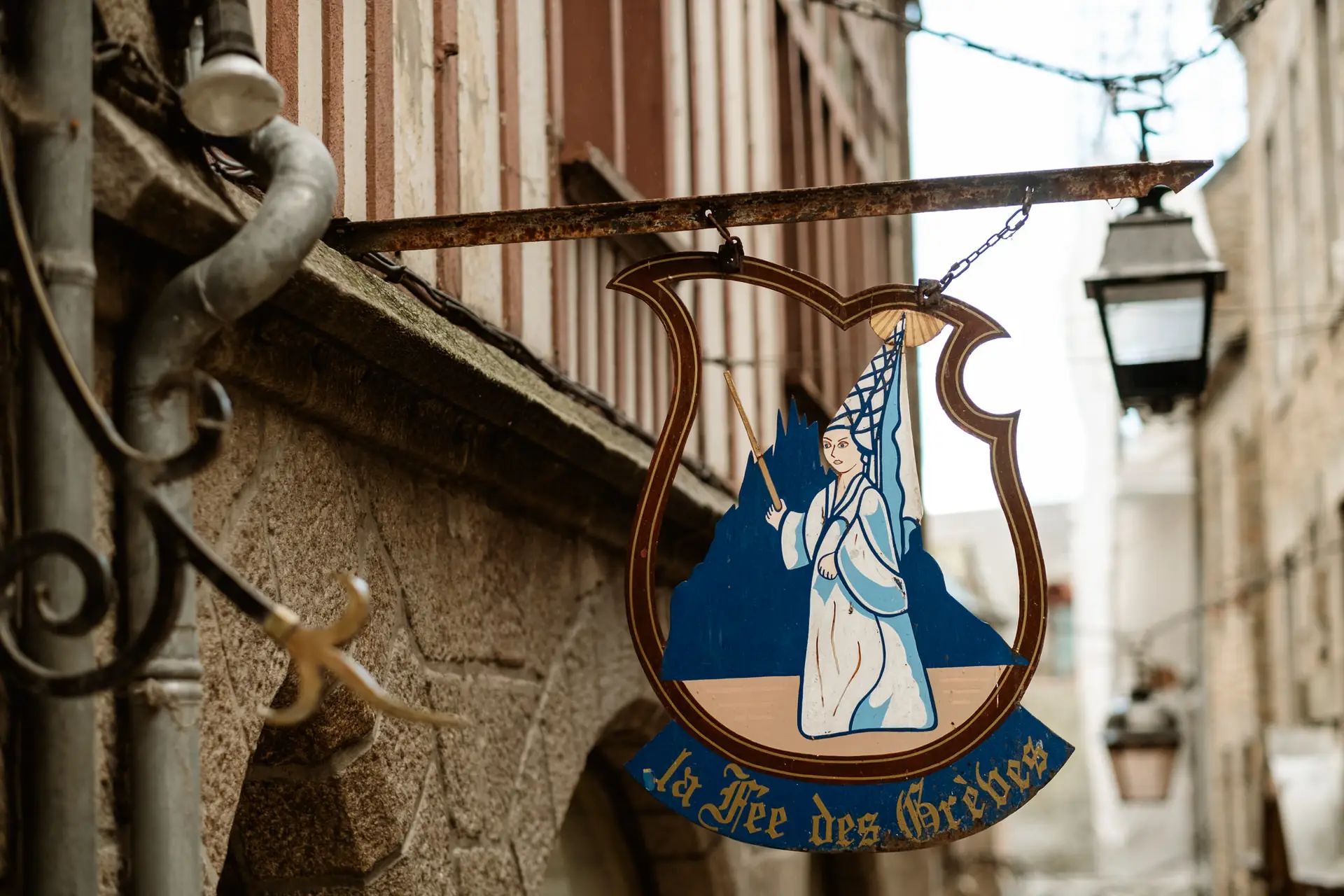 Cartel de La Fée des Grèves en una calle del Mont Saint-Michel
