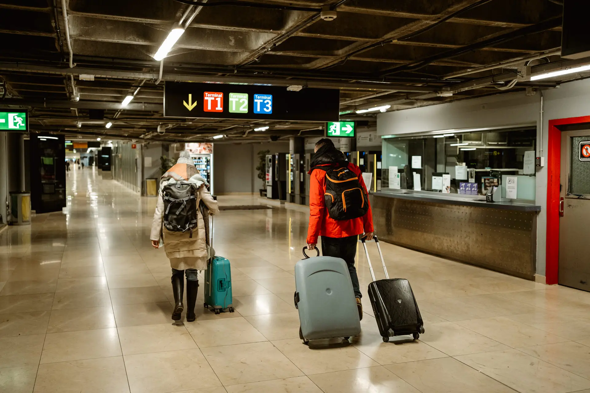 Los novios con sus maletas en el aeropuerto de vuelta a casa, en su postboda en Francia