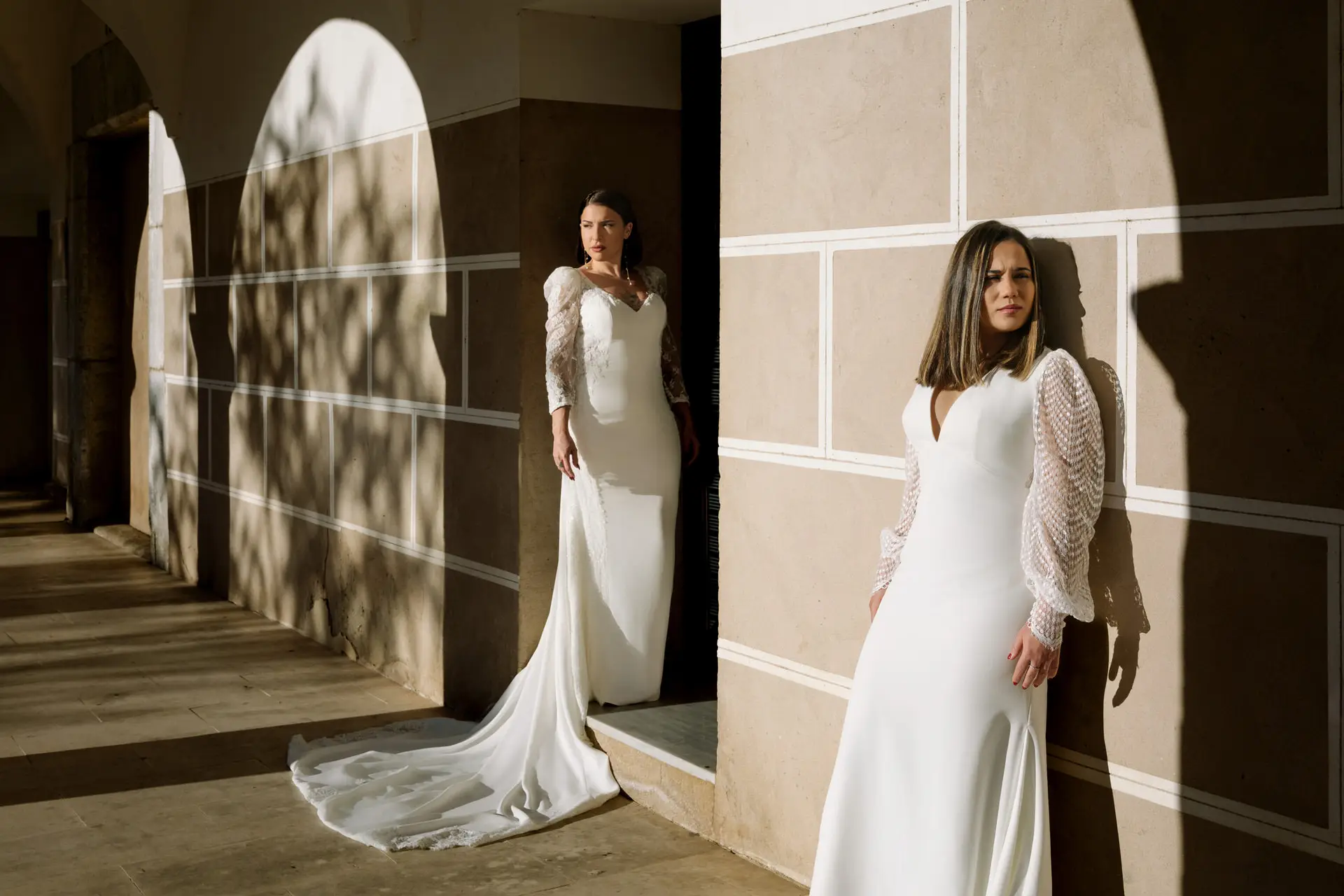 Rocío y Nines con sus vestidos de novia bajo unos soportales de Badajoz