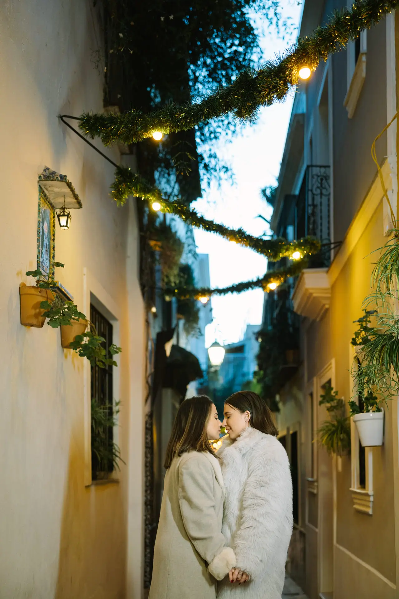 Rocío y Nines en una calle de Badajoz decorada para Navidad
