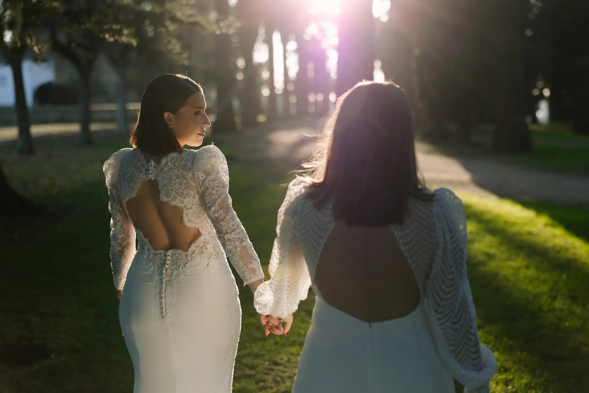 Rocío y Nines de espaldas con sus vestidos de encaje al sol, en Badajoz