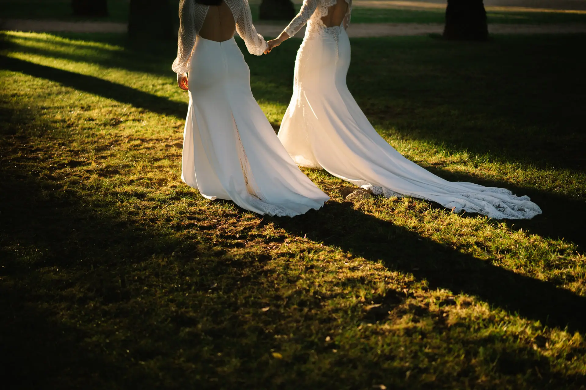 Las colas de los vestidos de novia sobre la hierba al atardecer, en Badajoz