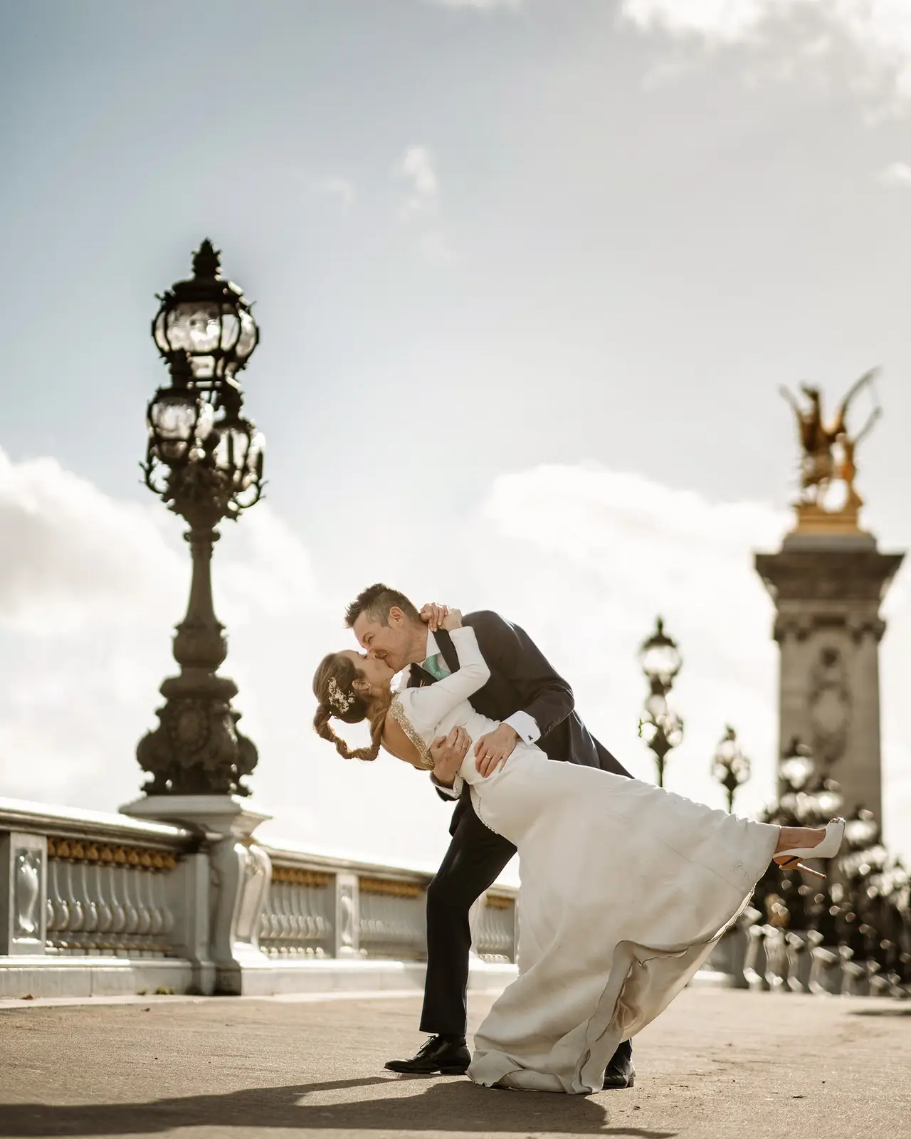 Beso de los novios en el puente Alejandro III de París