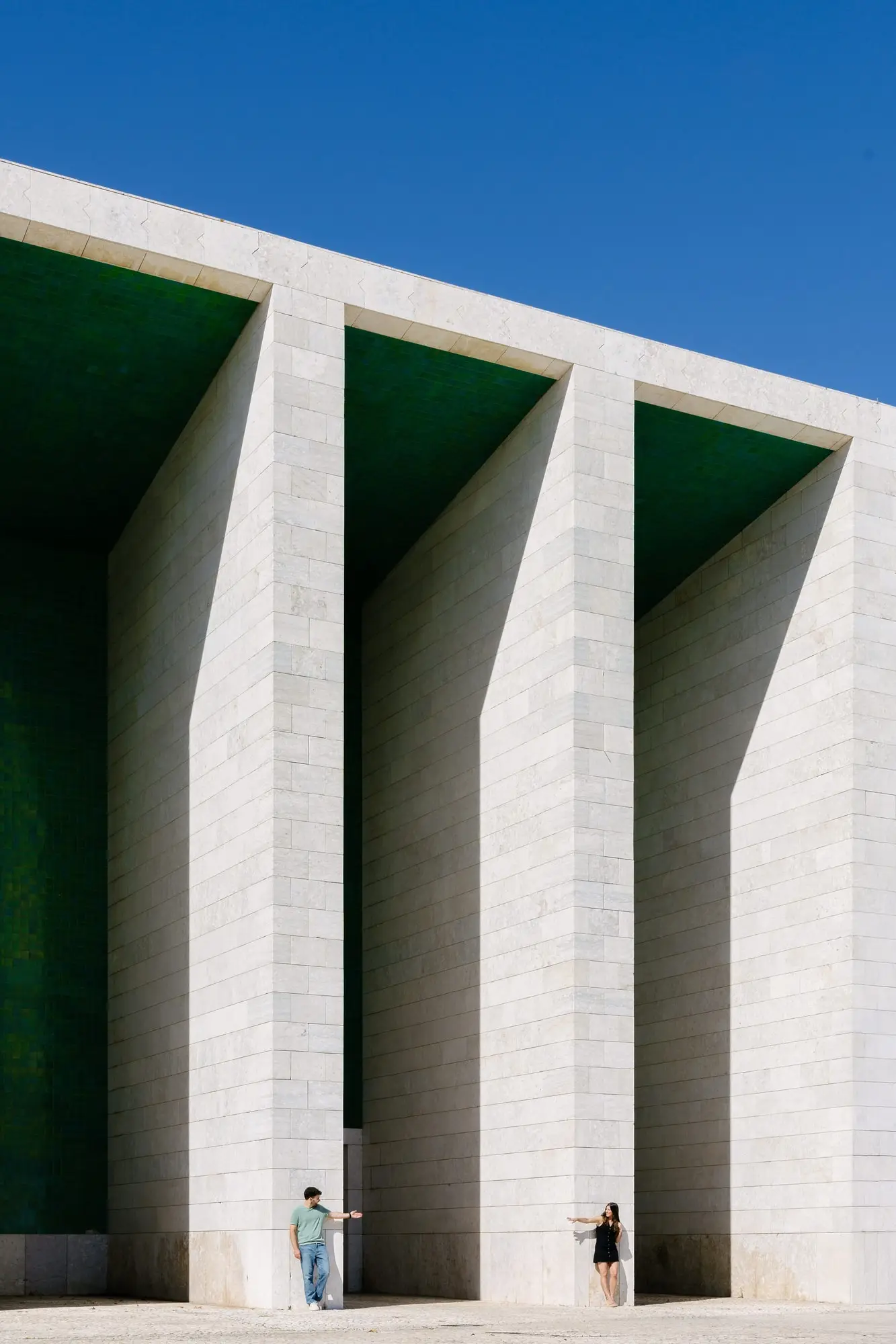 Marina y Juan Antonio, muy pequeños, entre grandes pilares de piedra blanca con el interior verde, en Lisboa