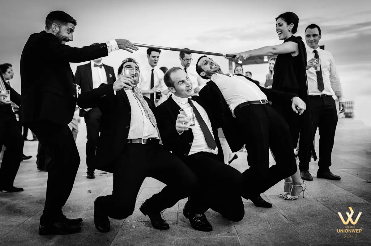 Foto premiada por Unionwep: los amigos del novio bailan agachados en la fiesta