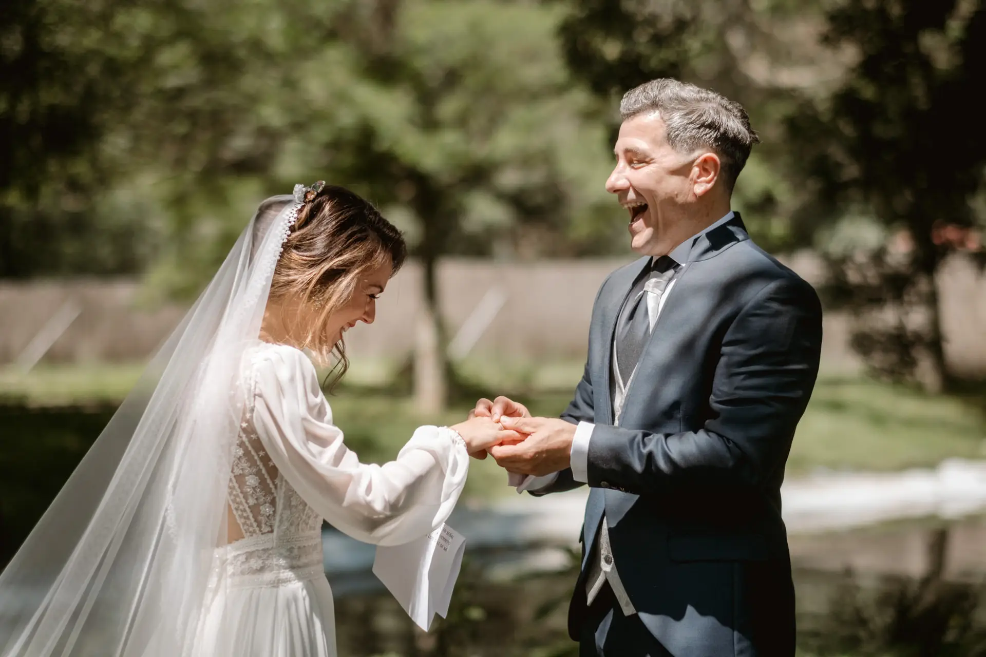 El novio pone el anillo a la novia, en el Valle del Jerte (Cáceres)